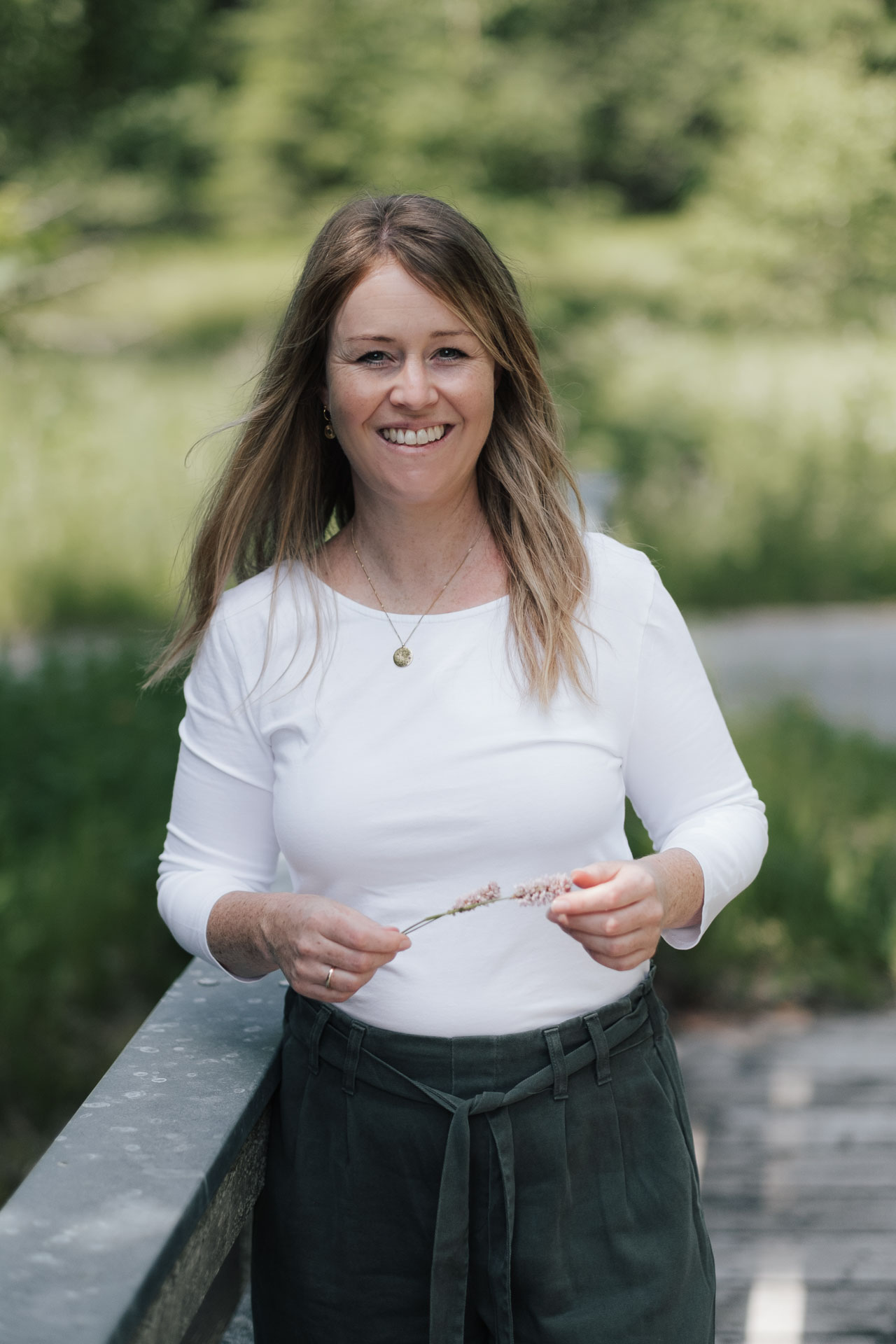Portrait in der Natur von Nadine Bauer von Naturraum Ergotherapie, sie ist Ergotherapeutin in Neukirchen vorm Wald, Niederbayern
